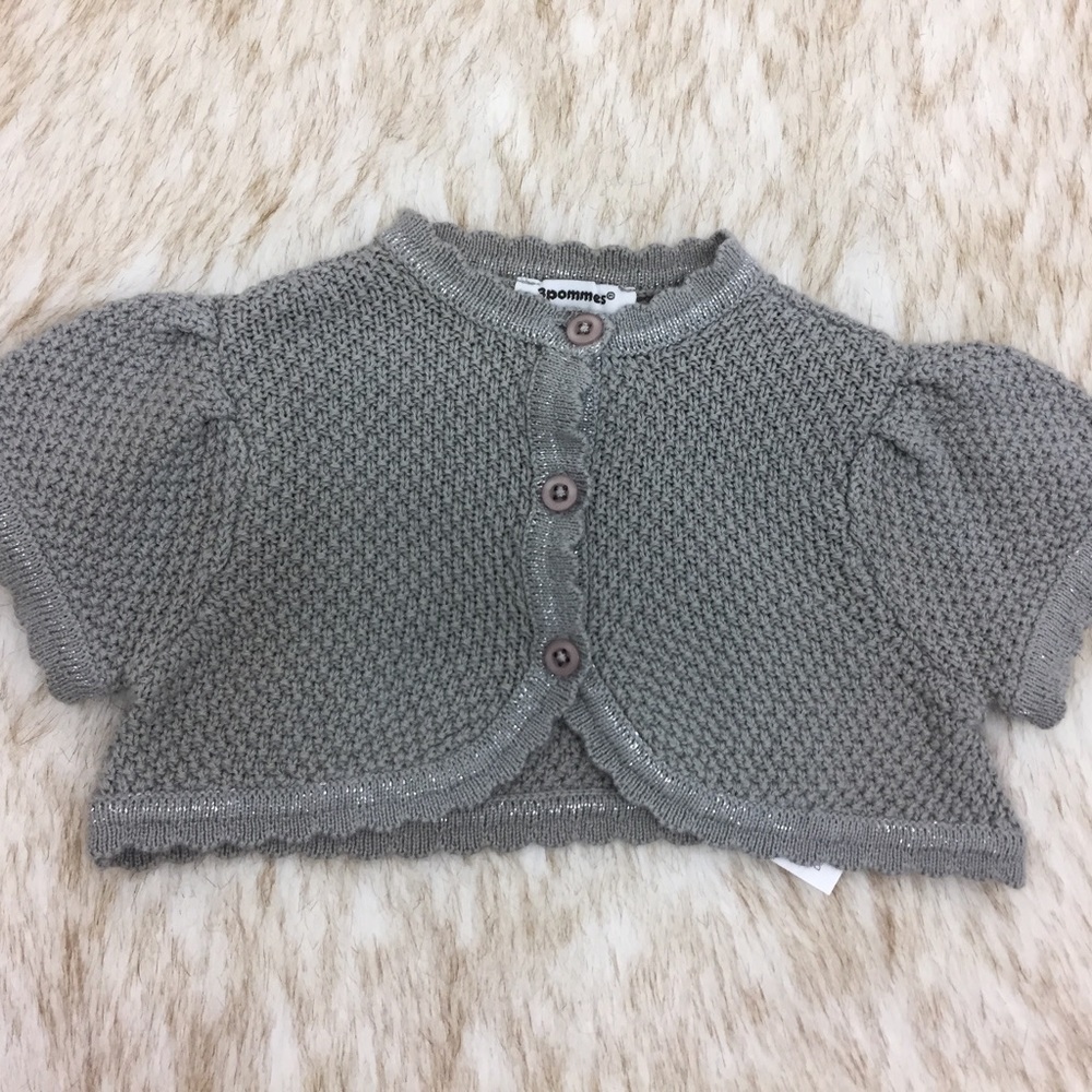 Knit cropped cardigan.